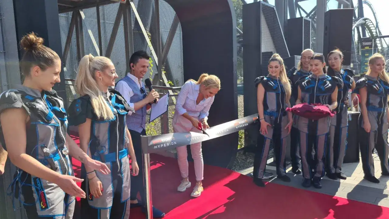 Uroczyste przecięcie wstęgi na otwarciu Hyperiona.