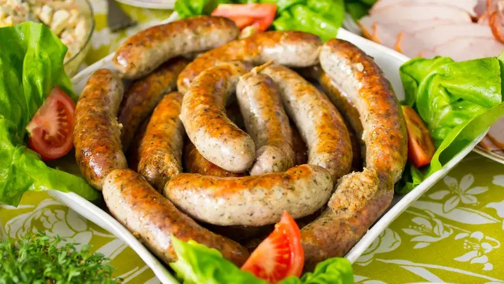 Jak długo gotować białą kiełbasę, aby uniknąć jej pękania?