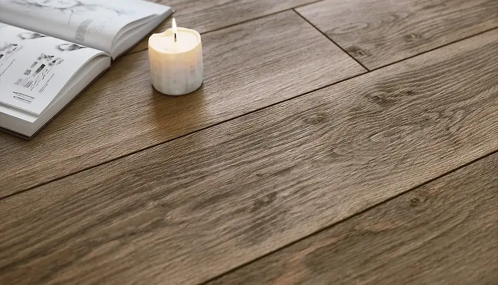 Jaką fugę do brązowych płytek wybrać, aby uniknąć błędów?