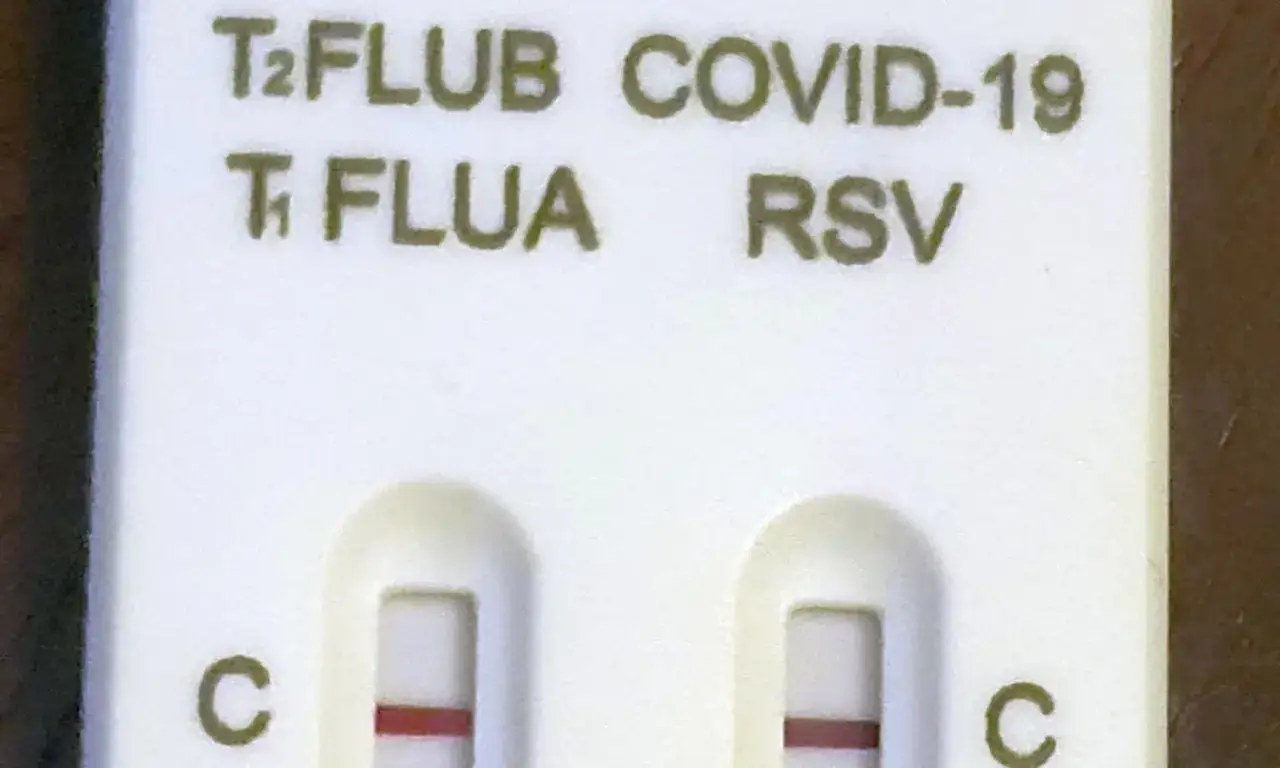 Test combo wyniki: dwa paski kontrolne C i T, wskazujące na obecność COVID-19, grypy i RSV.