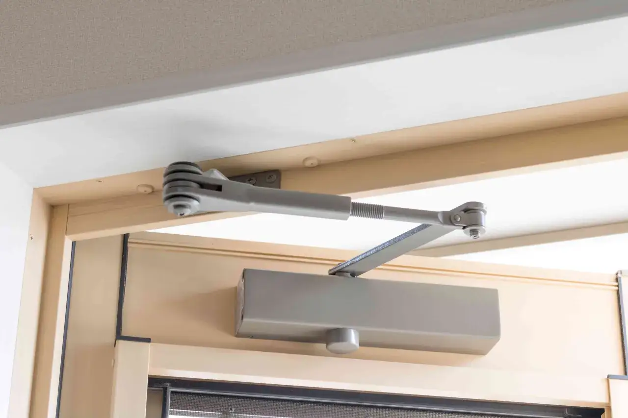 Jak wyregulować samozamykacz? Prędkość i siła drzwi bez trzaskania