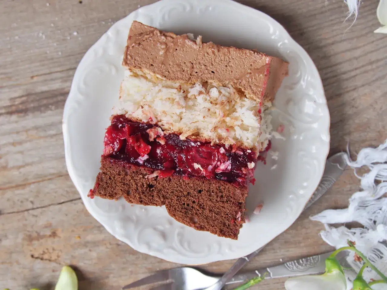 Pyszne ciasto z wiśniami i kokosem – łatwy przepis na deser