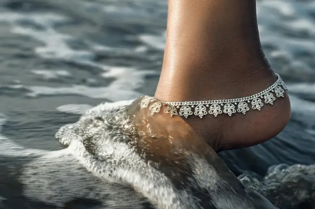 Bransoletka na nodze: czy lewa czy prawa ma dziś znaczenie?