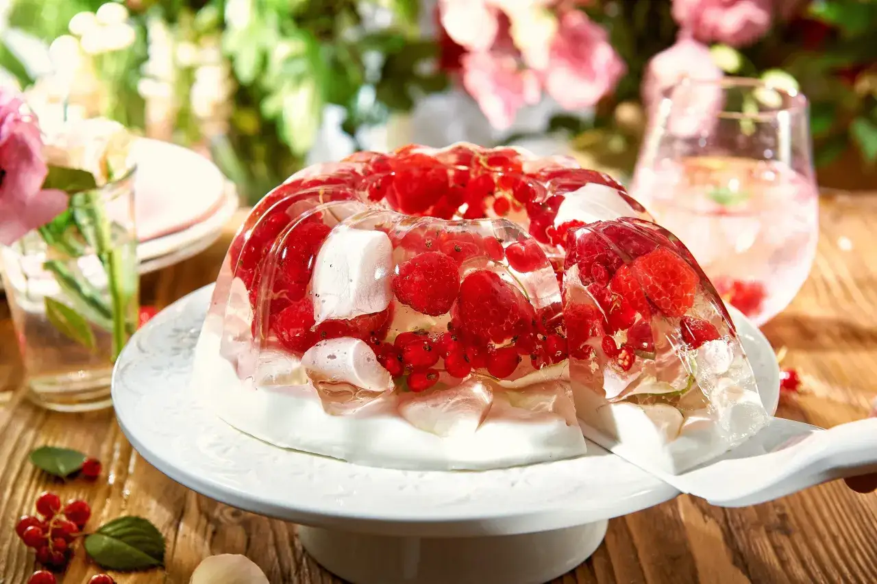 Jak wyjąć galaretkę z formy silikonowej? Delikatnie podważając brzeg, by uwolnić deser z owocami leśnymi.