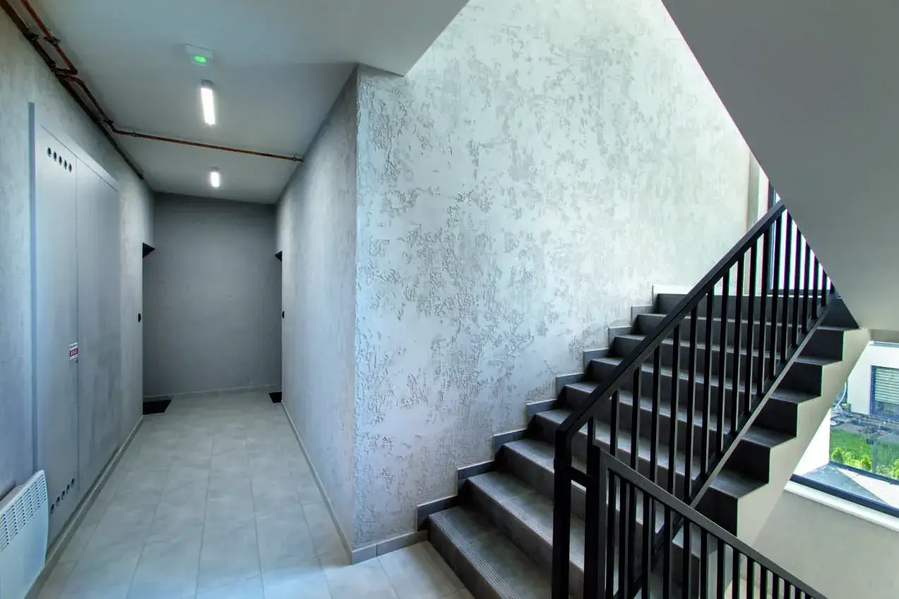 Jak zrobić beton dekoracyjny na ścianę - uniknij najczęstszych błędów