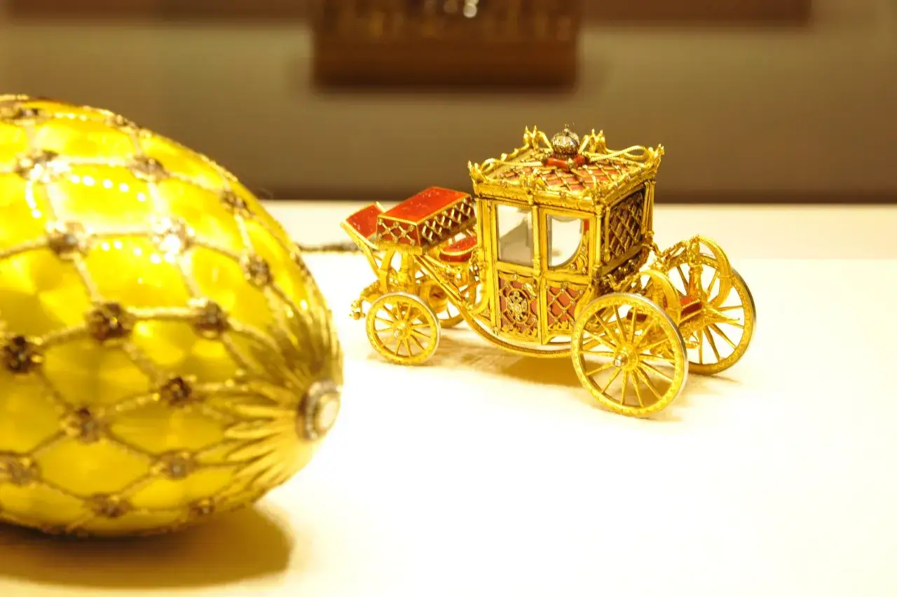 Złoty, bogato zdobiony powóz i żółte jajko Faberge, jakby zaginione skarby carskiej Rosji, czekają na odkrycie.