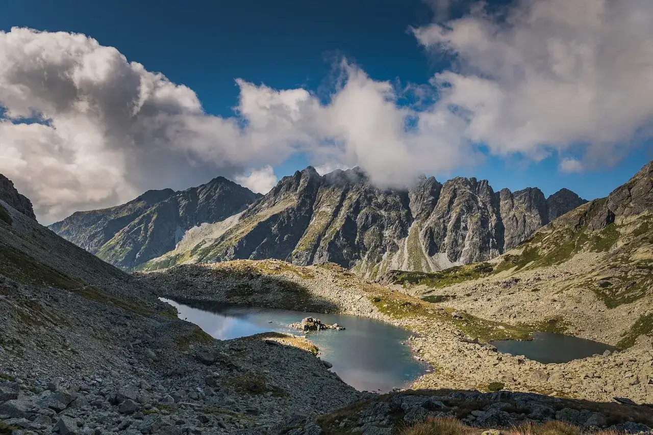 Tatry Wysokie na Słowacji, piękne jeziora i skaliste szczyty. Idealne słowacja atrakcje blisko Zakopanego na jednodniową wycieczkę.