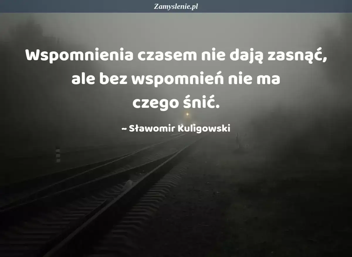 Wspomnienia, które mogą stać się inspiracją do fotoksiążki. Mglisty krajobraz torów kolejowych podkreśla głębię cytatu.