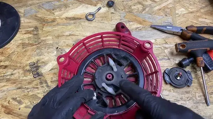 Jak założyć sprężynę do szarpaka kosiarki bez zbędnych problemów