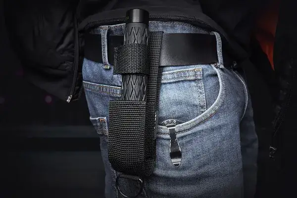 Pałka teleskopowa legalna? Jak używać i nie narazić się na kłopoty