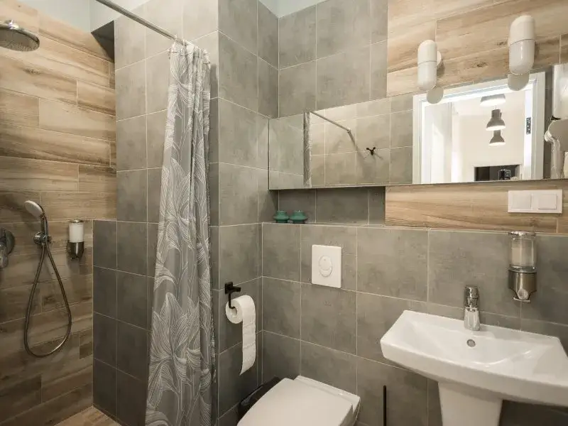 Ile trwa remont łazienki w bloku? Sprawdź, co może opóźnić prace