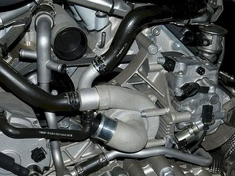 Do czego służy kolektor ssący i jak wpływa na wydajność silnika?