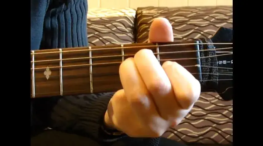 Jak łatwo zagrać chwyt D-dur na gitarze - podstawy i warianty