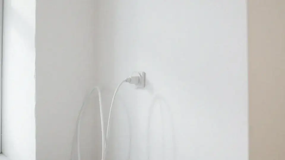 Skuteczne sposoby, jak przymocować kable do ściany bez wiercenia