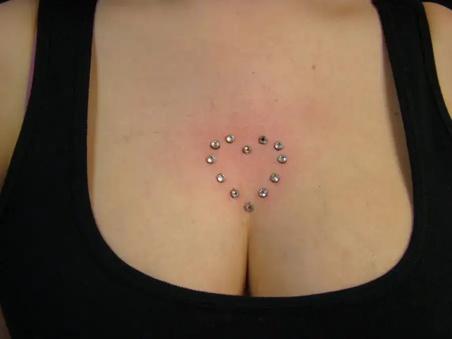 Kolczyk między piersiami: Przewodnik po piercingu sternum, bólu i gojeniu