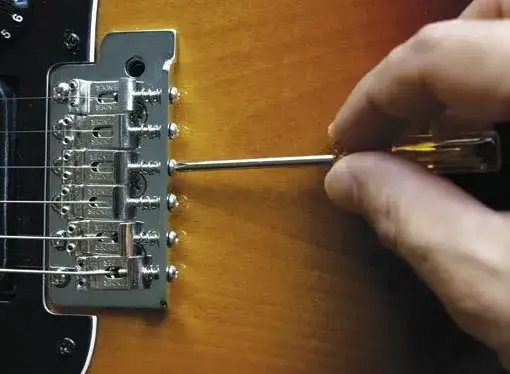 Jak wyregulować gryf w gitarze elektrycznej, aby uniknąć brzęczenia i wysokiej akcji