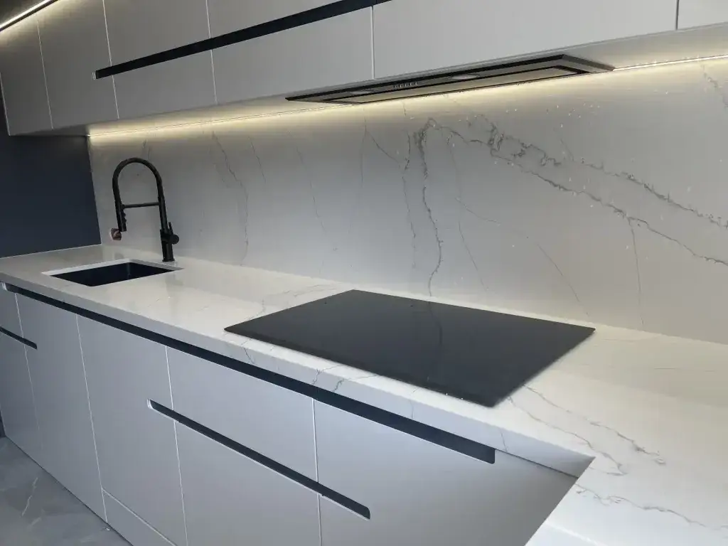 Blaty z konglomeratu na wymiar: Jak wybrać i nie żałować?