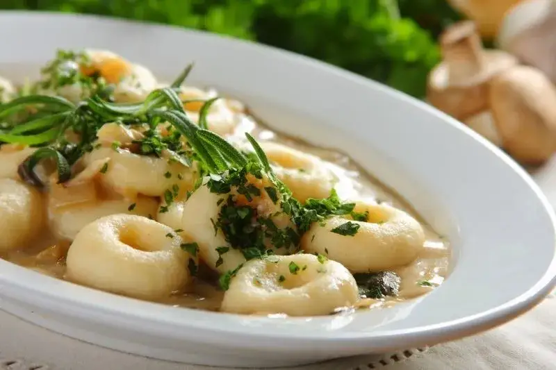 Z czym sos grzybowy? Mięso, kluski, wege sprawdzone duety!