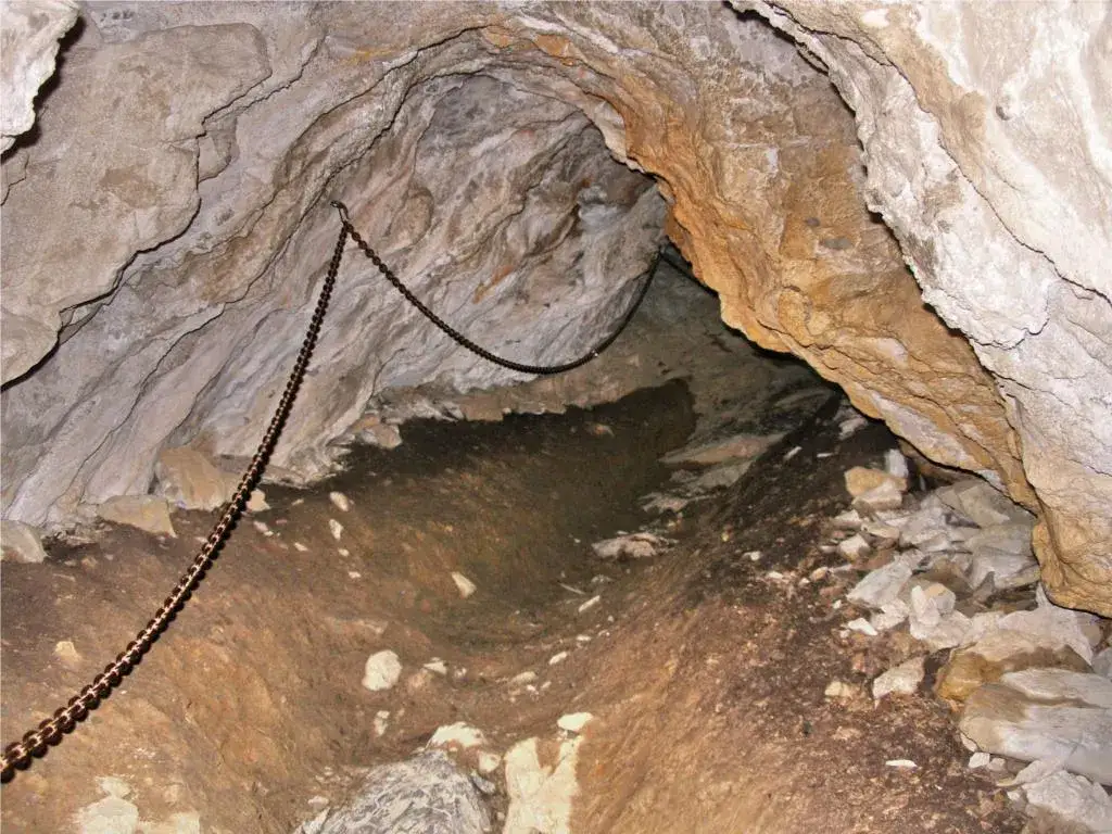 Smocza Jama w Dolinie Kościeliskiej: jak dojść i bezpiecznie zwiedzić jaskinię