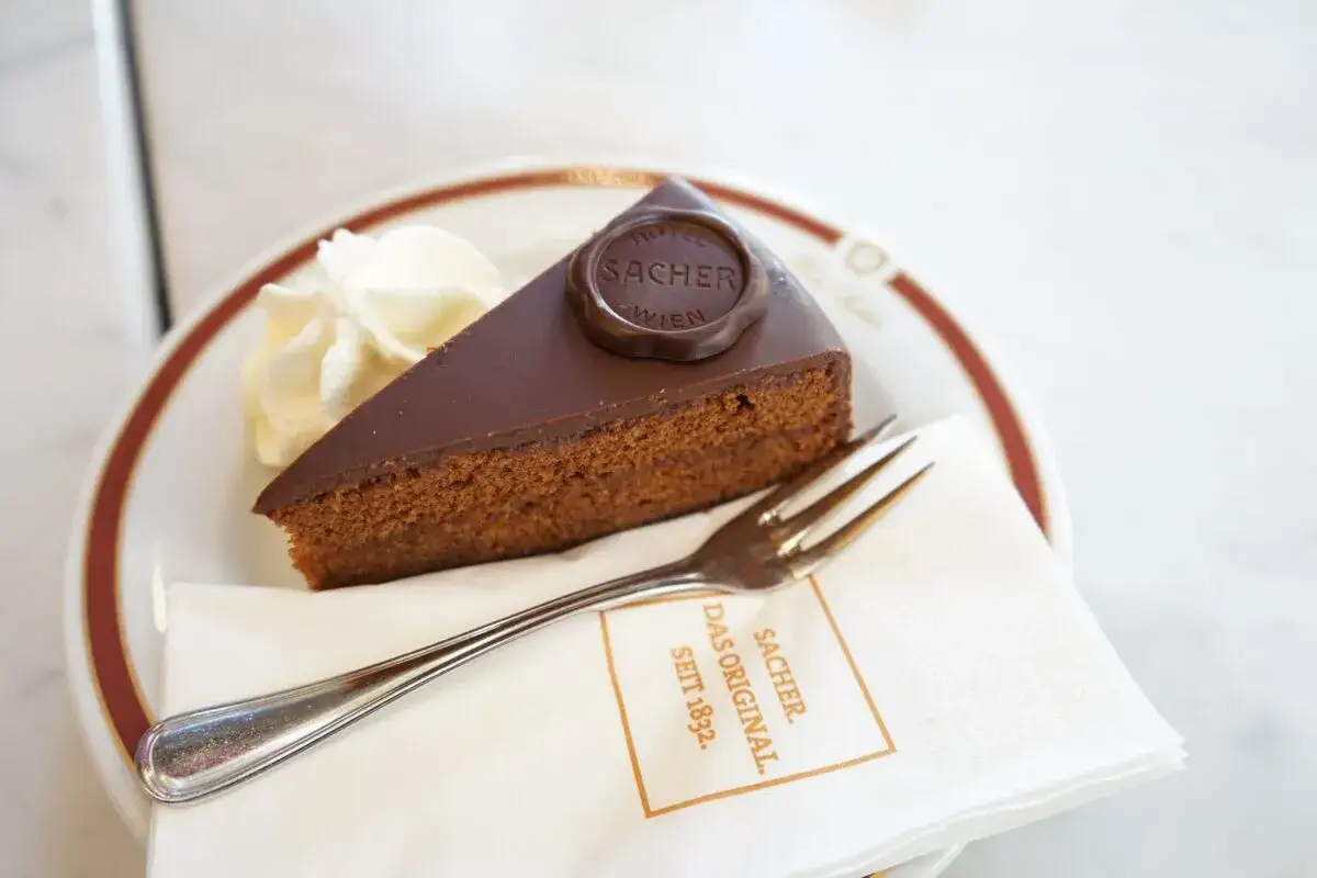 Sacher-Torte, symbol Wiednia. Idealny pomysł na to, co przywieźć z Wiednia.