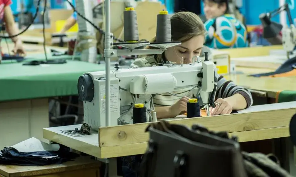 Ile zarabia szwaczka na akord? Zaskakujące różnice w Polsce