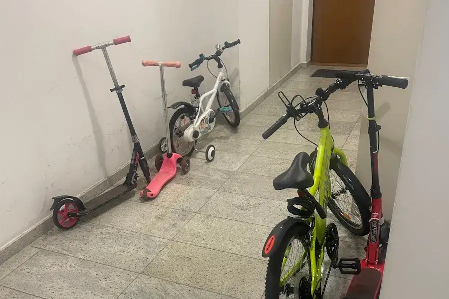 Gdzie trzymać rower w bloku, aby uniknąć kradzieży i zniszczeń?