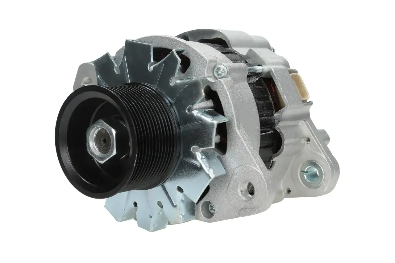 Alternator samochodowy z kołem pasowym i elementami mocowania. Schemat jak podłączyć alternator z regulatorem napięcia pomoże w montażu.