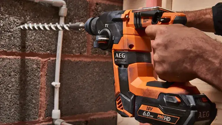 Do której można wiercić w bloku? Poznaj zasady i godziny pracy