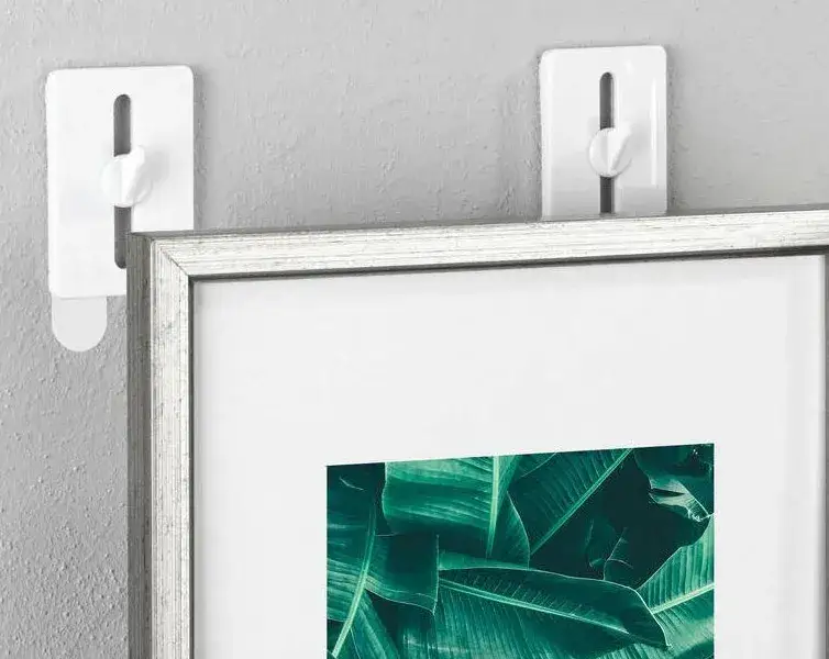 Jak przykleić zdjęcia na ścianę bez wiercenia i uszkodzeń