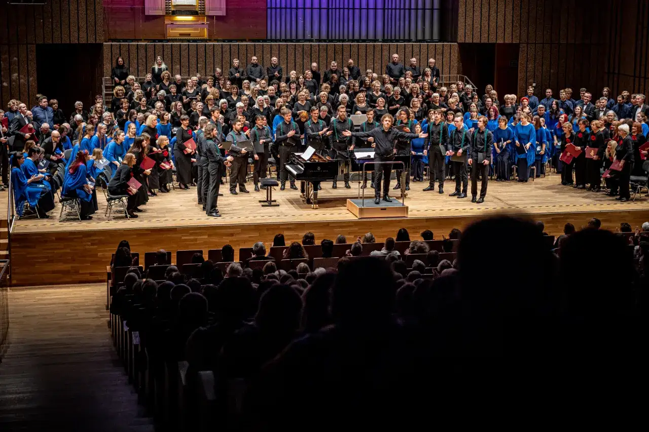 Ile trwa koncert w filharmonii? Planuj wieczór bez stresu!