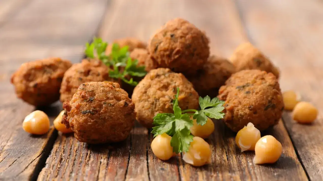 Falafel kebab: Co to, czy zdrowy? Skład, kalorie i przepis DIY