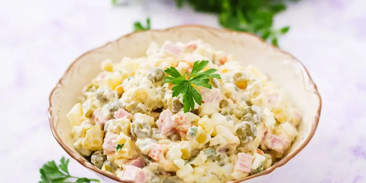 Czy do sałatki jarzynowej dodaje się jabłko? Oto zaskakujące fakty