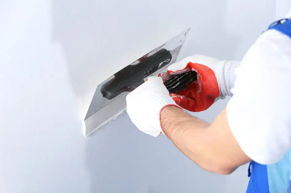 Jak malować tynki gipsowe? Poradnik eksperta krok po kroku