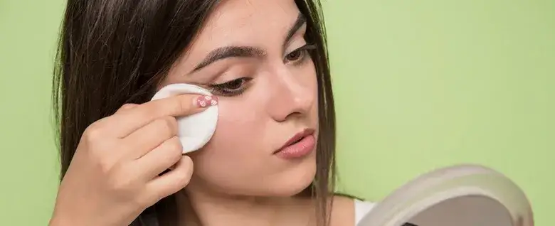 Czym zmywać makijaż oczu, aby uniknąć podrażnień i uszkodzeń?