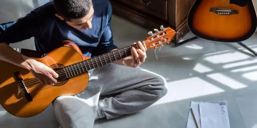 Łatwe piosenki na gitarę akustyczną z chwytami, które pokochasz