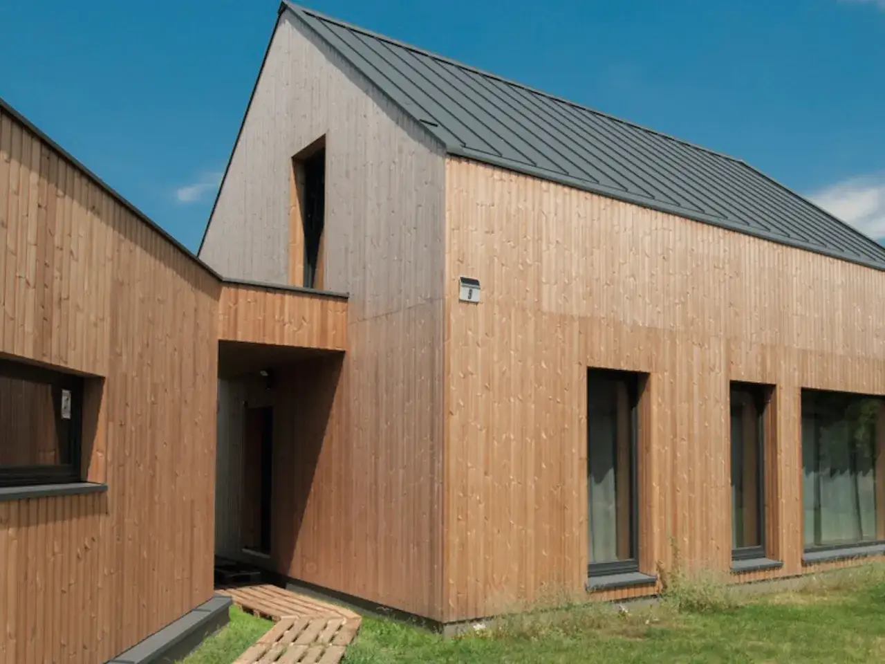 Renowacja elewacji drewnianej: Jak odnowić dom krok po kroku?