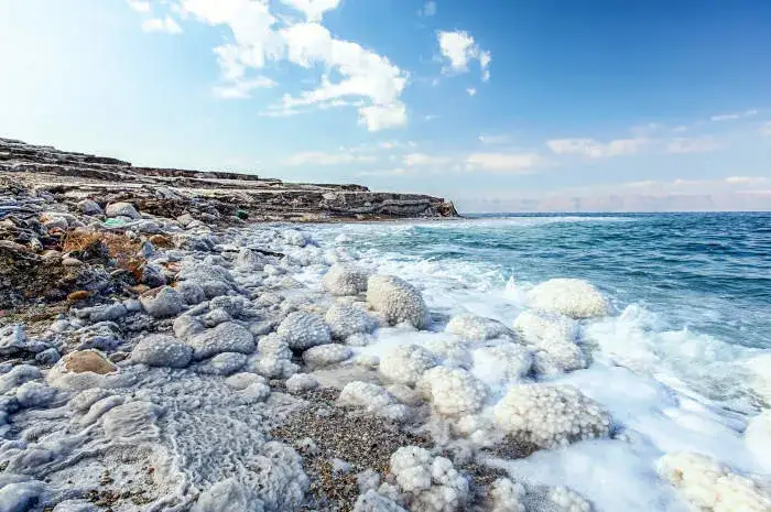 Skąd się bierze sól w morzu? Odkryj tajemnice jej pochodzenia