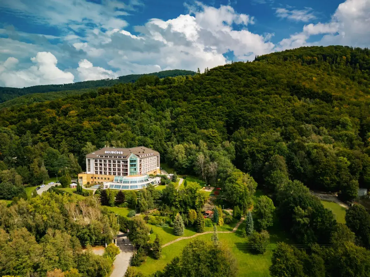 Hotel Belweder Ustroń, otoczony zielenią Beskidów, zaprasza na wypoczynek. Wiele pozytywnych hotel belweder ustroń opinie potwierdza jego urok.