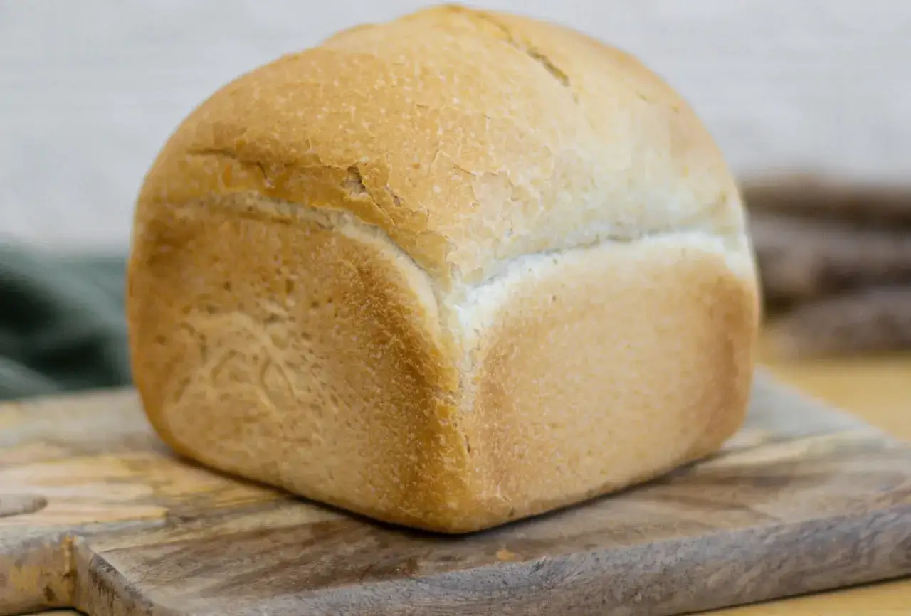 Jak odświeżyć czerstwy chleb w mikrofalówce? Szybki sposób