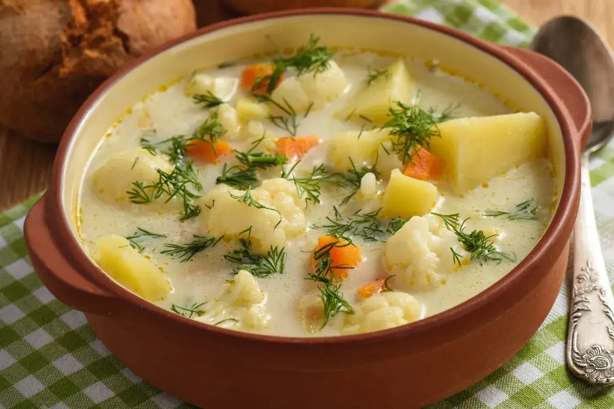 Jakie zioła do zupy kalafiorowej, aby wzbogacić jej smak?