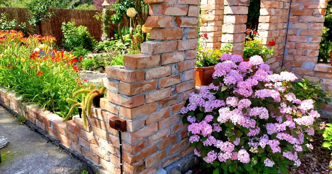 Jak zbudować murek z cegły w ogrodzie - uniknij najczęstszych błędów