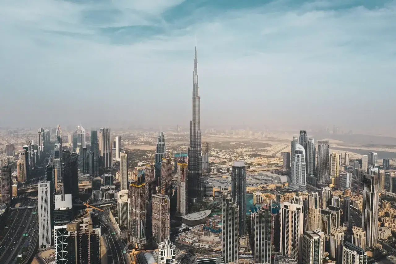 Widok na drapacze chmur w Dubaju, z Burj Khalifa na pierwszym planie. Idealny czas na zwiedzanie to zima, kiedy najlepiej lecieć do Dubaju.
