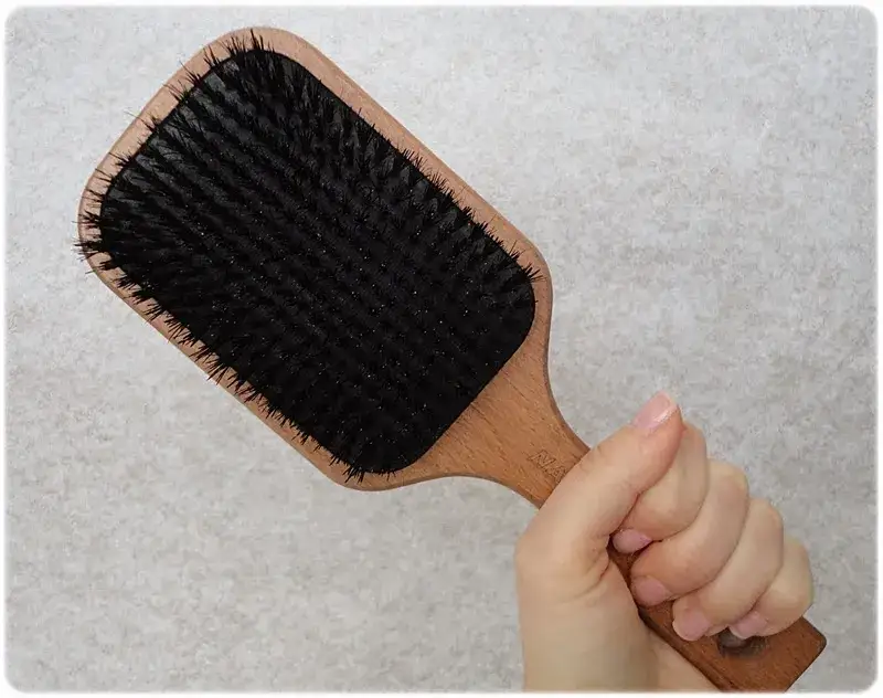 Jak czyścić szczotkę z włosia dzika, aby uniknąć uszkodzeń i brudu