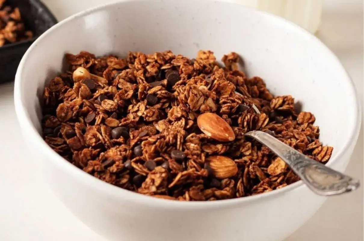 Jak zrobić granolę czekoladową w prosty sposób – pyszny przepis na śniadanie