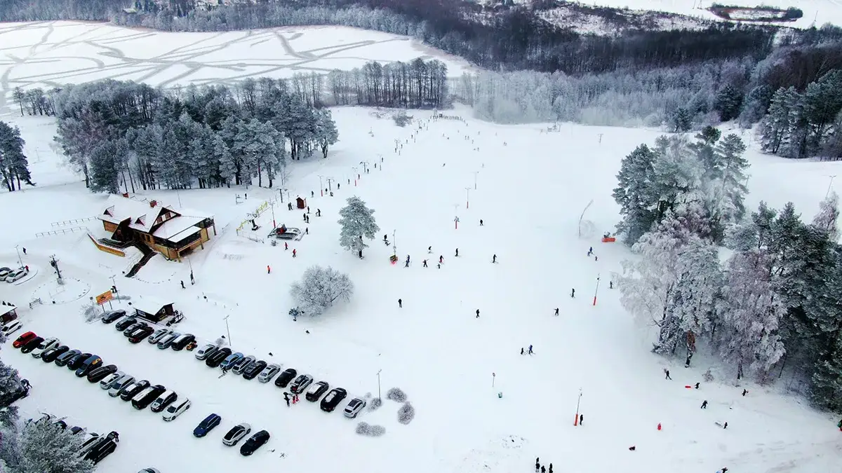 Narty Mazury atrakcje: najlepsze stoki i zimowe przygody w regionie