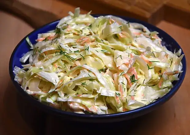 Jaka surówka do gulaszu? Odkryj sekrety idealnych połączeń!