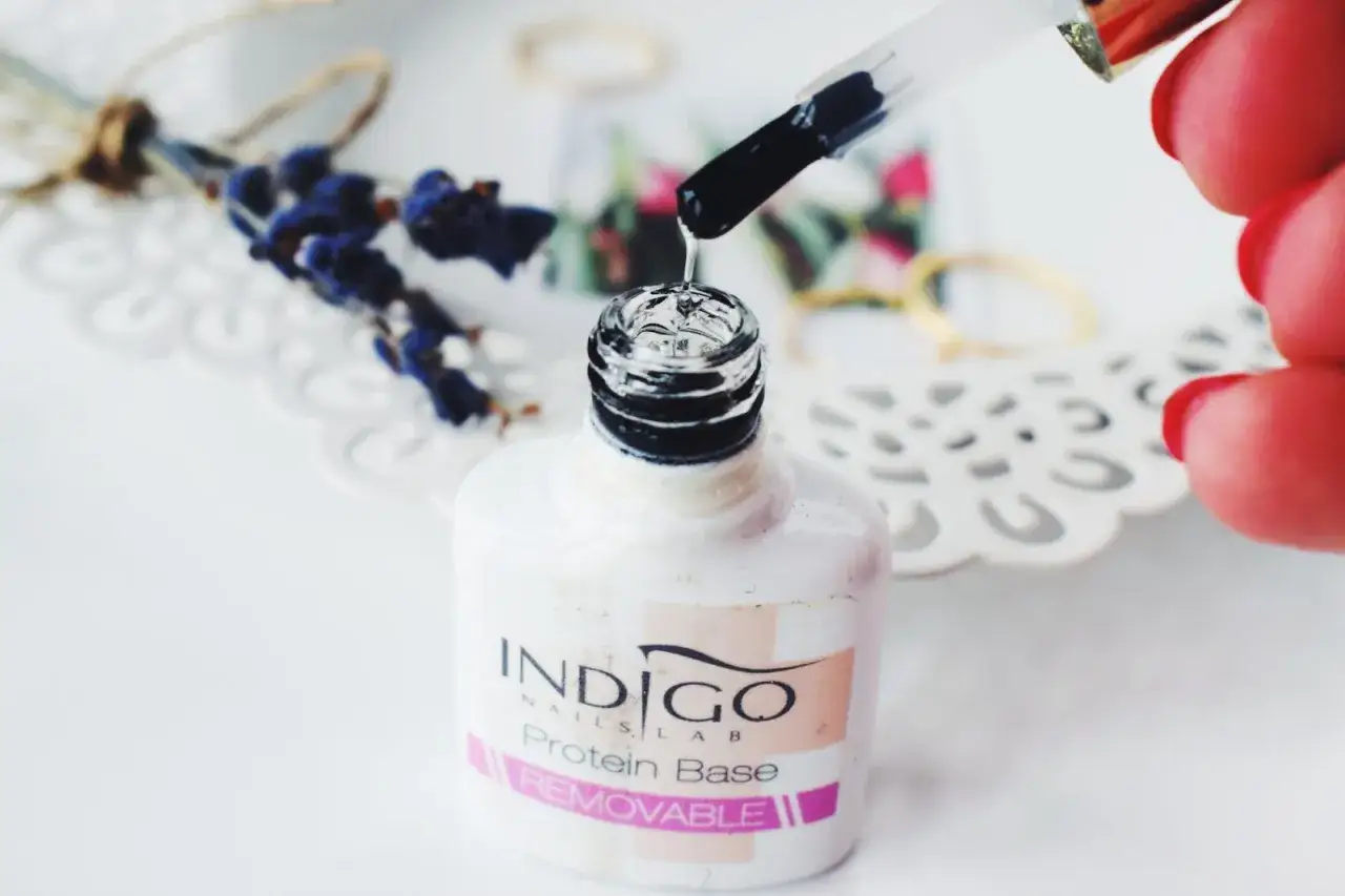 Aplikacja Protein Base Indigo Nails, klucz do pięknego i trwałego manicure proteinowego.
