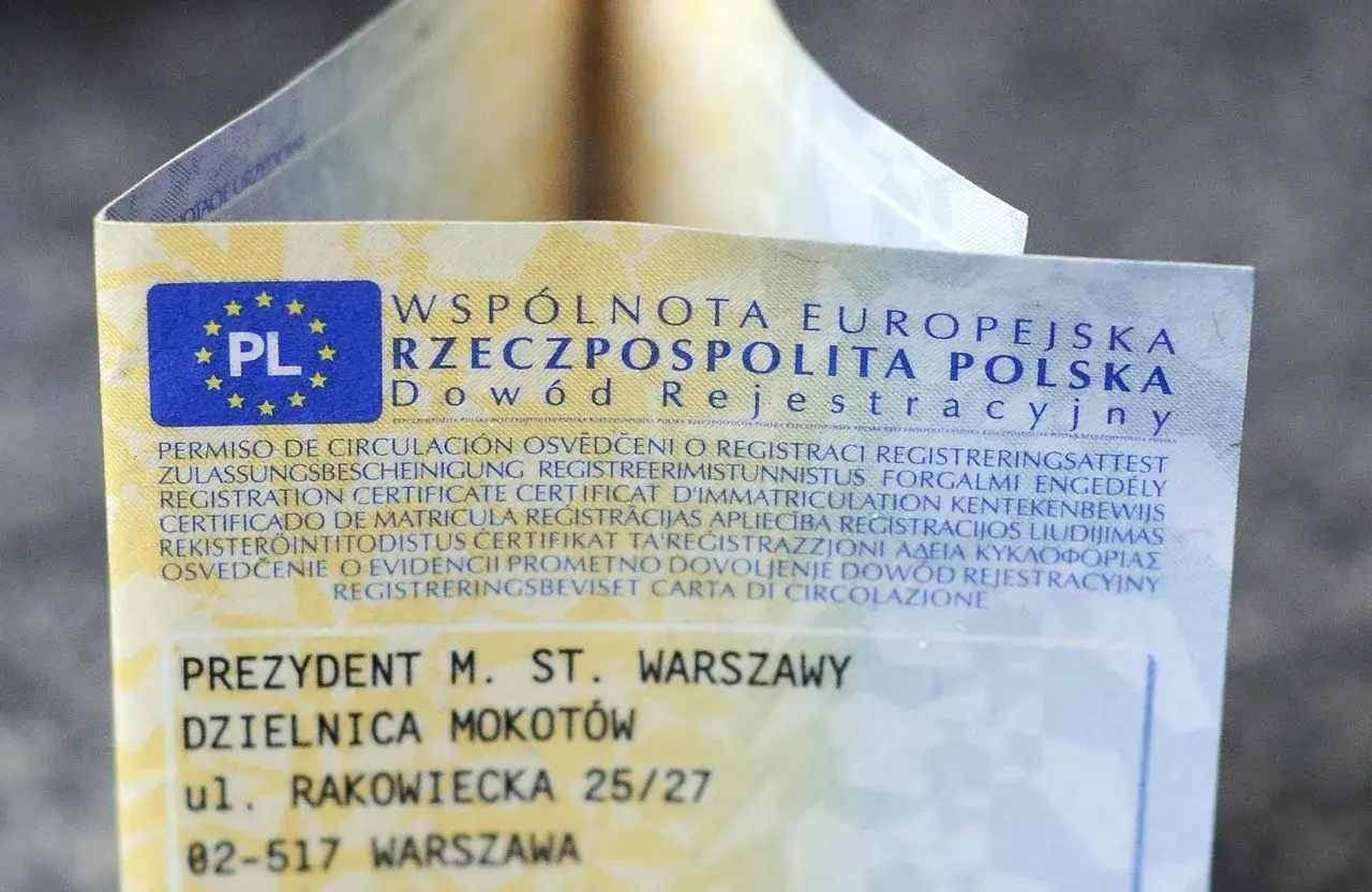 Dowód rejestracyjny z pieczęcią "PL" i informacją o braku miejsca w dowodzie rejestracyjnym.