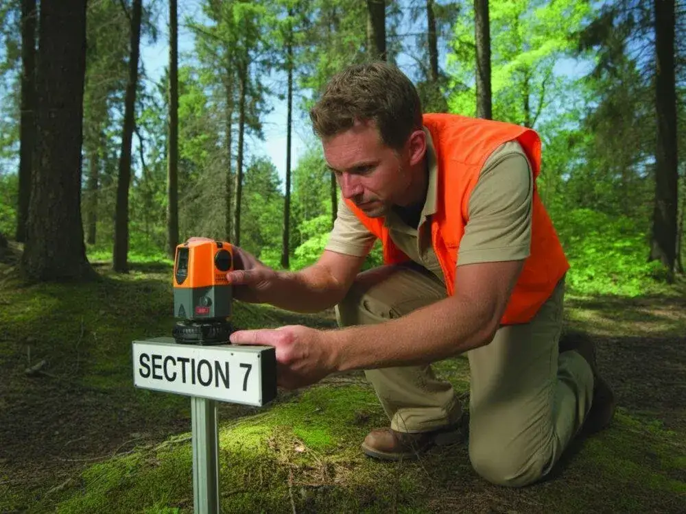 Pomiar działki przez geodetę: Jak uniknąć problemów? Pełny przewodnik