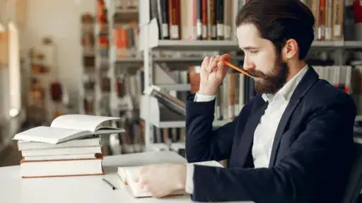 Czy adwokat może zostać sędzią? Poznaj wymagania i proces aplikacji